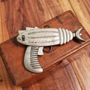Ray gun belt buckle
